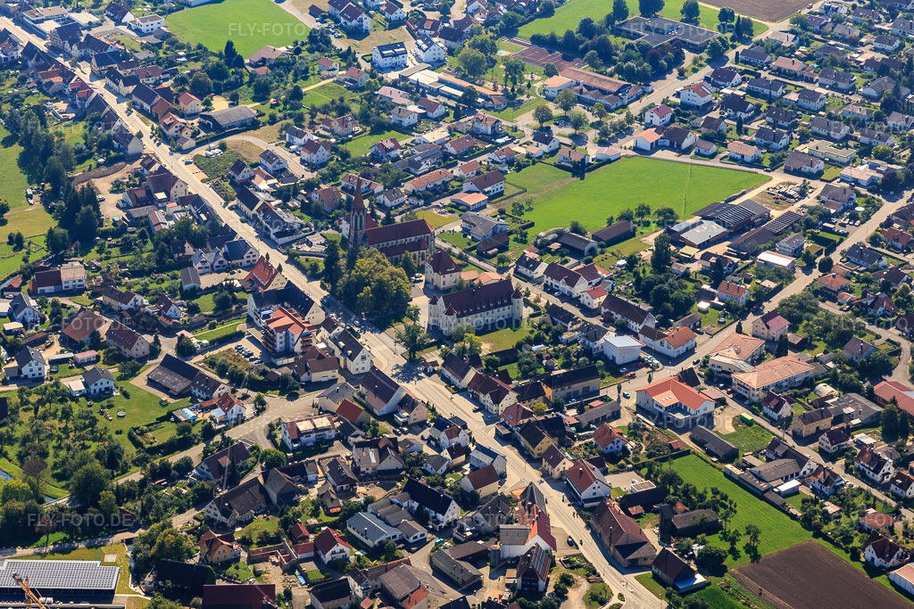 Luftbild: Hautpstraße mit Kirche St. Konrad und Rathaus Langenenslingen (Schloss) in Langenenslingen im Bundesland Baden-Württemberg in Deutschland. – Foto: IMG_129294.jpg vom 05.09.2021 durch Werner Riehm/FLY-FOTO.de – Auflösung des Originals: 5472 x 3648 px – Gemeinde Langenenslingen
