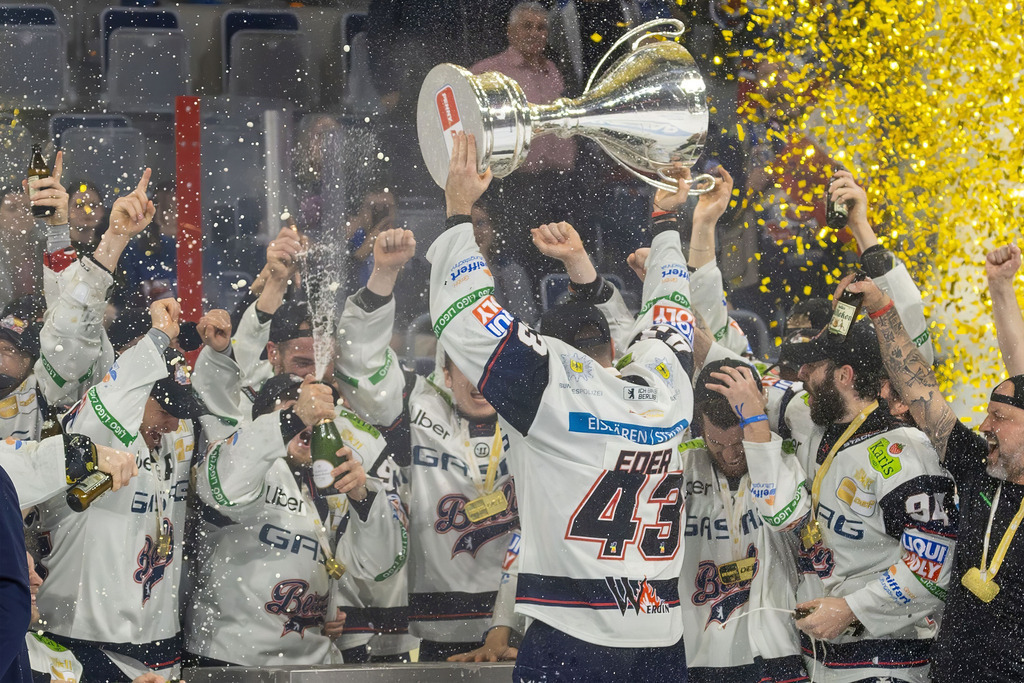 DEL, Deutsche Eishockey Liga Saison 2025/26, Playoff-Finale, Spiel 5: Adler Mannheim gegen Eisbären Berlin | DEL, Deutsche Eishockey Liga Saison 2025/26, Playoff-Finale, Spiel 5: Adler Mannheim gegen Eisbären Berlin***Berlin ist Deutscher Meister. Andreas Eder streckt den Pokal in die Höhe - Realisiert mit Pictrs.com