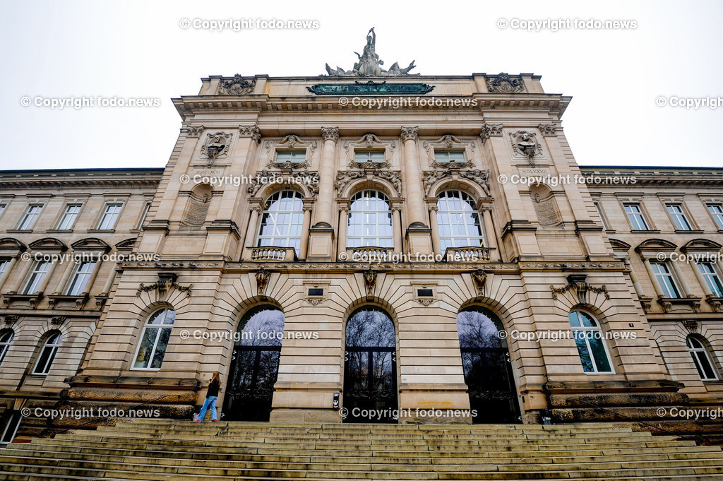 Deutschland_ Bayern_ Wuerzburg_ 23.01.2025-61 | 23.01.2025, Deutschland, GER, Bayern, Wuerzburg im Bild Themenbild, Stadtansichten, Neue Universitaet Wuerzburg, Uni, Campus, Gebaeude, Haus, Lernen, Studieren, Professoren, Studenten, Abschluss, Studium, Sanderuni, Hauptgebaeude der Julius-Maximilians-Universitaet, Wirtschaftswissenschaftliche Fakultaet, Universitaetsleitung