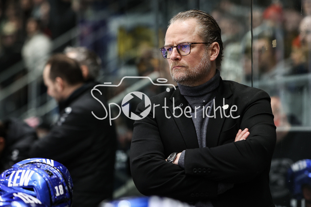 Augsburger Panther - EHC RB München | auf der Bank - Christof KREUTZER in Aktion / Freisteller / Einezlfoto
