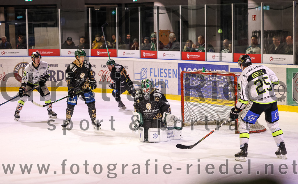 2024-02-16_058_TSV_Erding_gegen_ERSC_Amberg | Erding, Deutschland, 16.02.2024:
Eishockey, Bayernliga Playoffs 2023 / 2024, 1. Spieltag, TSV Erding gegen ERSC Amberg, Endergebnis: 1:2

Mark Waldhausen (Erding Gladiators, #27), Torwart Dimitri Pätzold (Erding Gladiators, #32), Felix Köbele (ERSC Amberg, #25)

Foto: Christian Riedel / fotografie-riedel.net