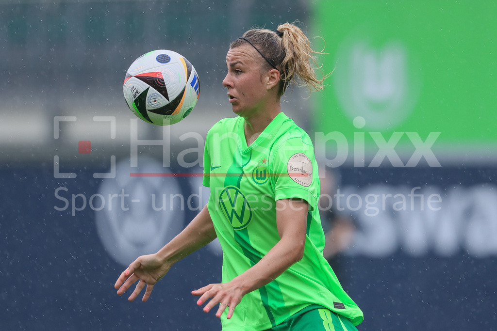 Fussball, Testspiel Frauen, VfL Wolfsburg - PSV Eindhoven | v.li.: Lena Lattwein (VfL Wolfsburg, 8) am Ball, Einzelbild, Ganzkörper, Aktion, Action, Spielszene, Portrait, Nahaufnahme, Einzelfoto, Einzelbild