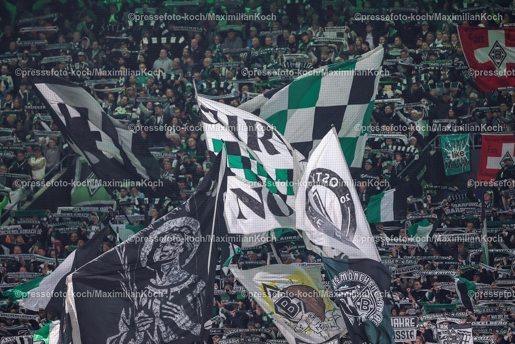 BMG05102501041 | 05.10.2025, Fußball, Borussia Mönchengladbach - SC Freiburg, 1. Fußball Bundesliga, Borussia-Park, Saison 2025 2026: Fans Zuschauer Fußballfans Borussiafans Fanschal Schalparade Schal SchalsDFB regulations prohibit any use of photographs as image sequences and or quasi-video.