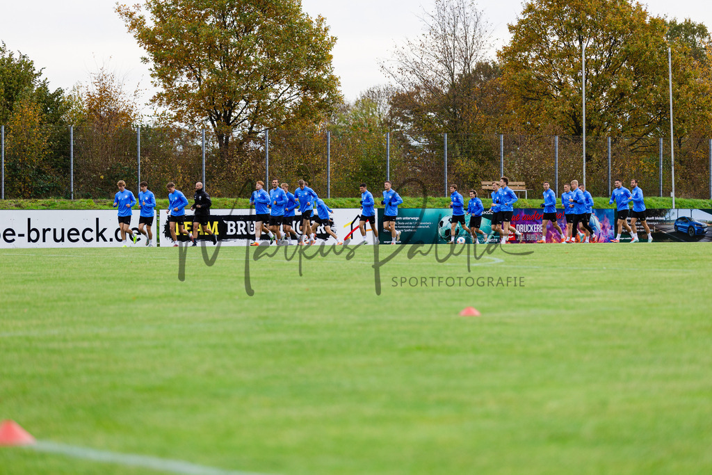 2. Bundesliga, Saison 2025/26, 11. Spieltag: SC Preußen Münster - Holstein Kiel | Münster, 31.10.2025: 2. Bundesliga, 11. Spieltag, Holstein Kiel schwitzt im Sportpark Gievenbeck in Münster an. Foto: sportfotografie.ms | Markus Paletta - Realisiert mit Pictrs.com