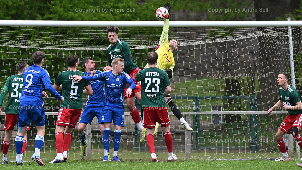 MTSV Hohenwestedt (grün) vs TuS Rotenhof (blau) | Mats Hinrichs (MTSV #16) klärt mit der Hand / Fußball-Oberliga Männer 2025/2026 / MTSV Hohenwestedt (grün) vs TuS Rotenhof (blau) / Sportplatz Wilhelmhöh / Hohenwestedt / 25.04.26 - Realisiert mit Pictrs.com