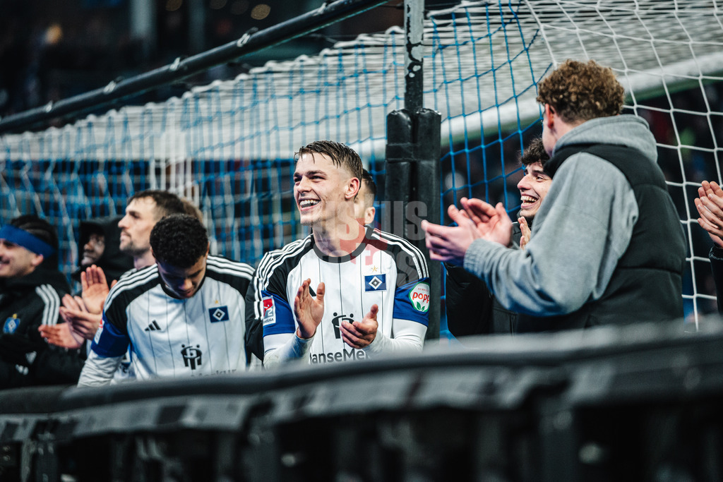 Fußball | Männer | Saison 2023/2024 | 2. Fußball-Bundesliga | 14. Spieltag | Hamburger SV vs. Eintracht Braunschweig | 24.11.2023 | ein lachender Miro Muheim (#28, HSV)