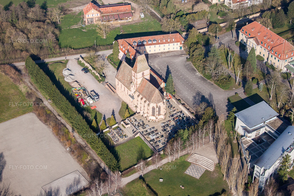Aerial view: Church of St. Walburga in Walbourg in the state Bas-Rhin, France. – Photo: IMG_62787.jpg taken on 03/09/2014 by Werner Riehm/FLY-FOTO.com – Resolution of the original: 4752 x 3168 px