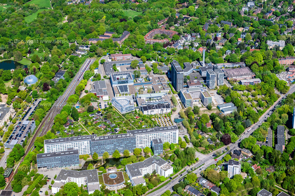 Hamburg_Lokstedt_NDR_Gelände_ELS_4254010525 | HAMBURG 01.05.2025 Gebäudekomplex mit Satellitenspiegeln am Funkhauses des Senders " NDR Norddeutscher Rundfunk " in Hamburg, Deutschland. Weiterführende Informationen bei: NDR Norddeutscher Rundfunk. // Complex of buildings with satellite dishes on the transmitter broadcasting center " NDR Norddeutscher Rundfunk " in Hamburg, Germany. Further information at: NDR Norddeutscher Rundfunk. Foto: Martin Elsen