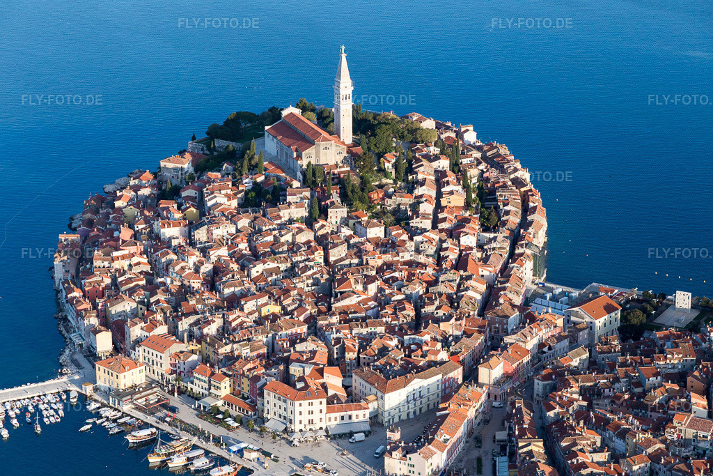 Luftbild: Ortsansicht in Rovinj im Bundesland Gespanschaft Istrien in Kroatien. Foto: IMG_106272.jpg vom 14.04.2018 durch Werner Riehm/FLY-FOTO.de