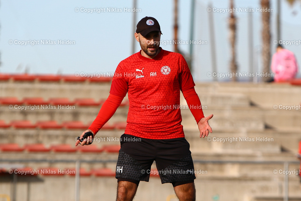 NH_HolsteinKiel_Trainingslager_Spanien2024_Training_03012024 | Alexander Hahn (Co-Trainer, Holstein Kiel)

Training I Trainigslager Oliva Nova (Spanien) I 03.01.2024