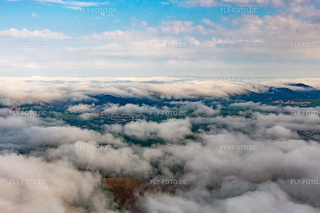 Ortschaft am Rand des Pfläzerwaldes von Südosten unter tiefen Wolken | Luftbild: Ortschaft am Rand des Pfläzerwaldes von Südosten unter tiefen Wolken in Klingenmünster im Bundesland Rheinland-Pfalz in Deutschland. Foto: IMG_142899.jpg vom 03.08.2024 durch ©2025 Werner Riehm fly-foto.de/copyright - Realisiert mit Pictrs.com