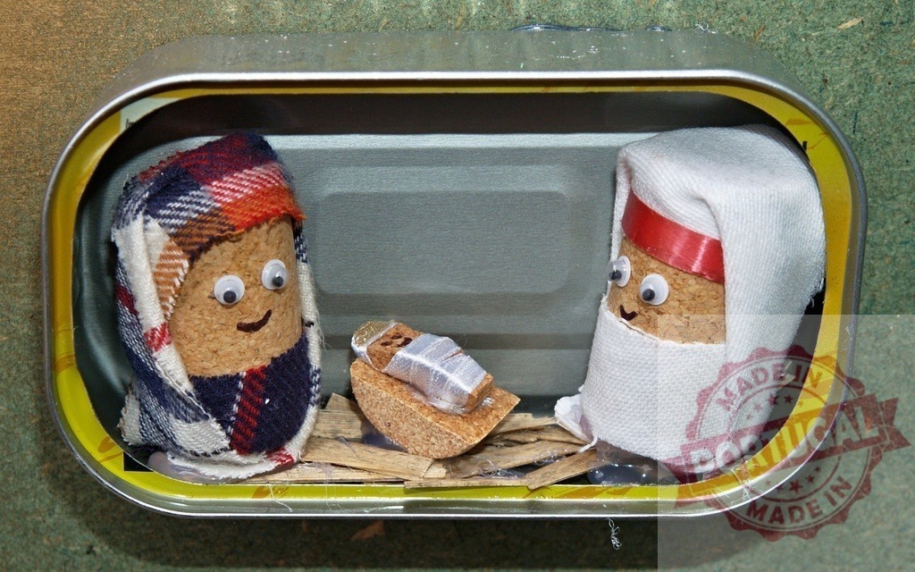 Nativity scene with cork characters inside sardine can celebrating christmas | Original christmas crib made with recycled material, cork nativity scene inside an empty sardine can - Realized with Pictrs.com
