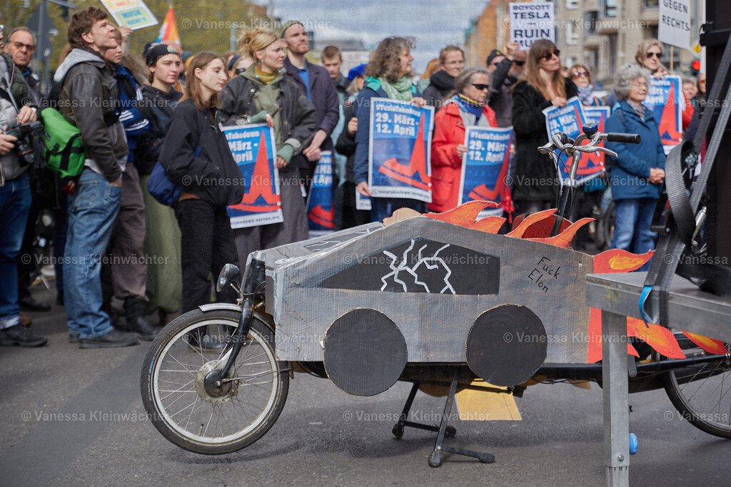 250405_TeslaTakedown_16 | "Tesla Takedown" rally against Musk and facism in front of the Tesla Store in Berlin, Germany. Germany also has a Tesla factory ~30km from Berlin. - Realisiert mit Pictrs.com