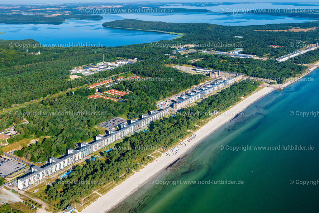 Binz_Prora_Rügen_ELS_7210100822 | PRORA 10.08.2022 Gebäudekomplex der ehemaligen KdF Anlage " Koloss von Prora " im Ortsteil Prora in Binz im Bundesland Mecklenburg-Vorpommern. Das ehemalige KdF Bad Prora und die ehemaligen NVA - Kasernenanlagen werden zu einer attraktiven Eigentumswohnanlage mit Ferienwohnungen am Strand der Ostsee umgebaut, modernisiert und saniert. // Building complex of the former military barracks " Koloss von Prora " in Prora in the state Mecklenburg - Western Pomerania. Foto: Martin Elsen