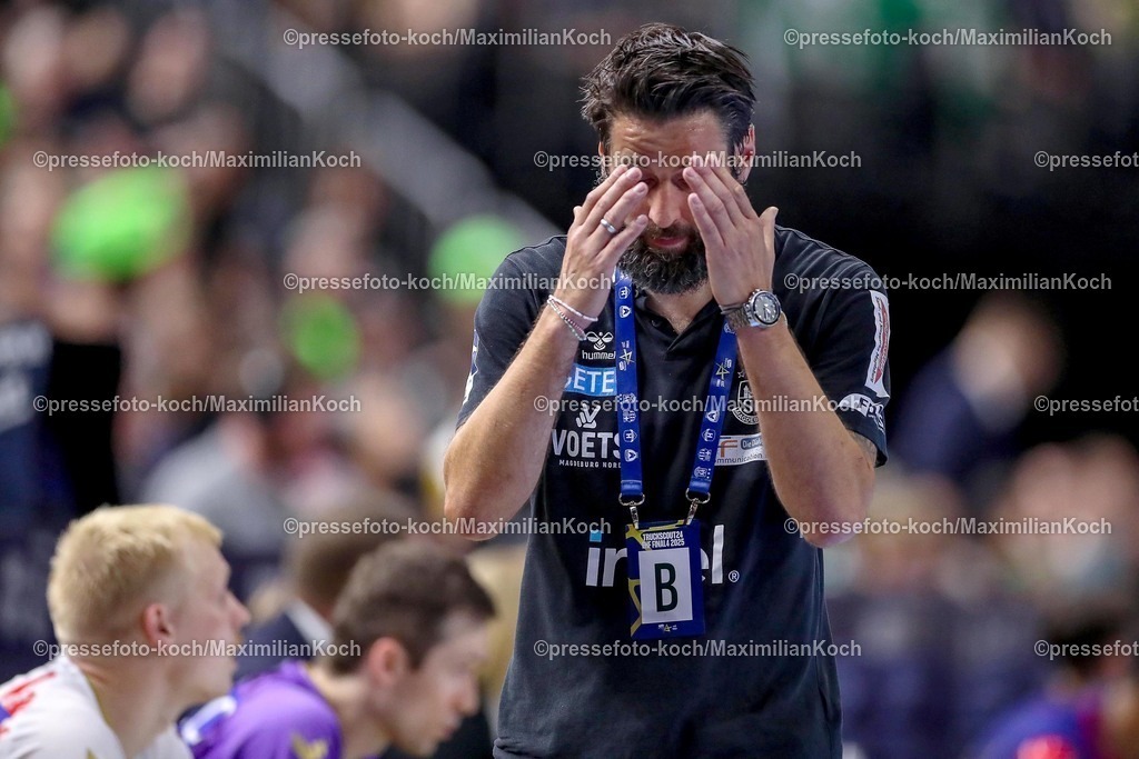 KoeEHF14062502159 | 14.06.2025, Handball, Halbfinale TruckScout24 EHF FINAL4, LANXESS arena Köln, FC Barcelona - SC Magdeburg: Cheftrainer Bennet Wiegert (Magdeburg #hc) kann kaum hinsehen