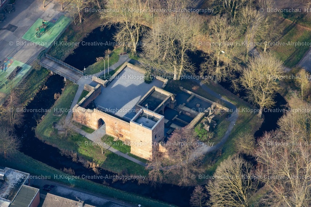 Luftbild Burg Huels Krefeld-8132 | Luftbildfotografie Ruine und Mauerreste der ehemaligen Burganlage " Hülser Burg " an der Straße Herrenweg in Hüls im Bundesland Nordrhein-Westfalen, Deutschland - Realisiert mit Pictrs.com