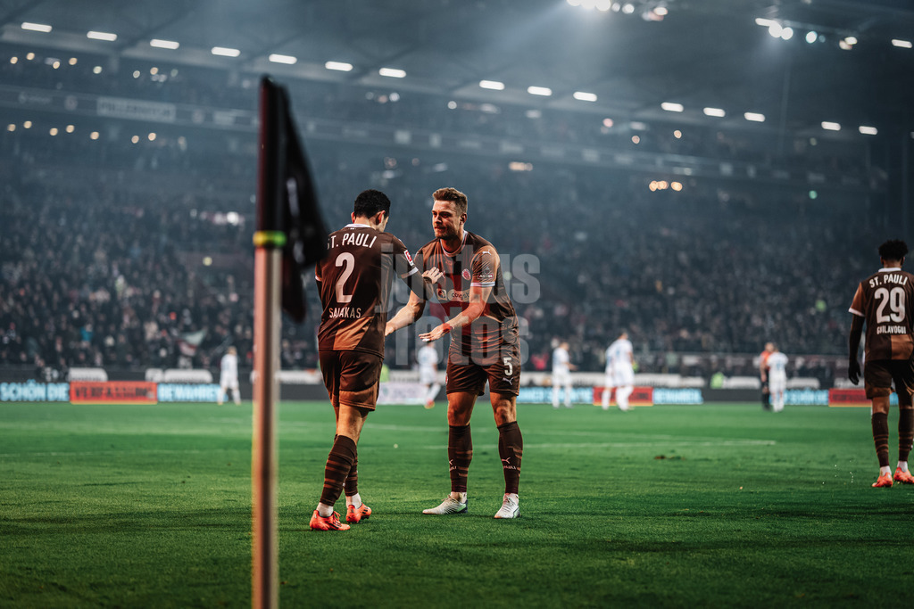 Fußball | Männer | Saison 2024/2025  | Fußball-Bundesliga | 12. Spieltag | FC St. Pauli vs. Holstein Kiel | 29.11.2024 | v.l. Torschütze Manolis Saliakas (#2, FC St. Pauli) und Hauke Wahl (#5, FC St. Pauli) jubeln