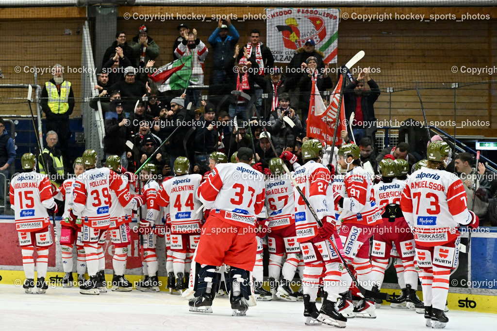 EC IDM Wärmepumpen VSV vs. HCB Südtirol Alperia | HC Bozen Fans feiern mit Mannschaft, EC IDM Wärmepumpen VSV vs. HCB Südtirol Alperia, EC IDM Wärmepumpen VSV vs. HCB Südtirol Alperia am 28.12.2025 in Villach (Stadthalle Villach), Austria, (Photo by Bernd Stefan)