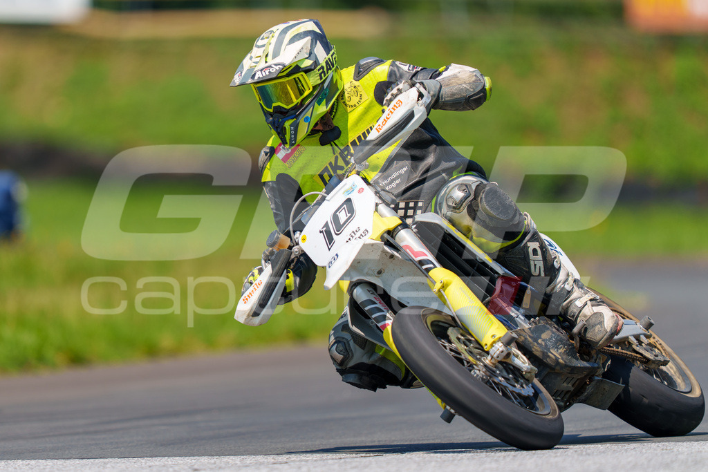 G-Cup + Supermoto Staatsmeisterschaft + Hungarian Supermoto Championship | GRIPcapture steht für authentische Sportfotografie in Österreich – für Momente, die mehr sind als Geschwindigkeit oder Ergebnis. Es geht um Emotion, Spannung, Fokus und den Augenblick, der oft nur einen Wimpernschlag dauert.Ob Motorsport, Teamsport oder 