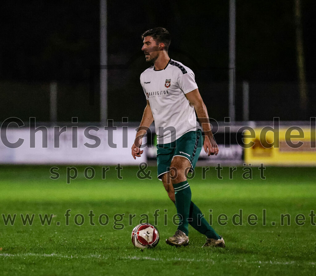 2023-11-17_032_FC_Schwaig_gegen_SpVgg_Feldmoching | Oberding, Deutschland, 17.11.2023:
Fußball, Landesliga Südost 2023 / 2024, 21. Spieltag, FC Schwaig gegen SpVgg Feldmoching, Endergebnis: 1:1

Johannes Empl (FC Schwaig, #14)

Foto: Christian Riedel / fotografie-riedel.net
