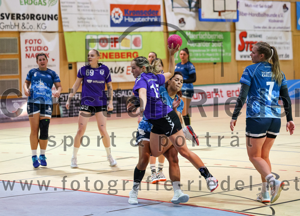 2023-01-21_098_SpVgg_Altenerding_gegen_TSV_Karlsfeld | Erding, Deutschland, 21.01.2023:
Handball, Bezirksoberliga Frauen Altbayern 2022 / 2023, 8. Spieltag, SpVgg Altenerding gegen TSV Karlsfeld, Endergebnis: 28:24

Monika Vojnic (TSV Eintracht Karlsfeld, #6), Selina Becker (SpVgg Altenerding, #69), Lena Prem (SpVgg Altenerding, #15), Laura Haitz (TSV Eintracht Karlsfeld, #26), Sophie Wolf (TSV Eintracht Karlsfeld, #7)

Foto: Christian Riedel / fotografie-riedel.net