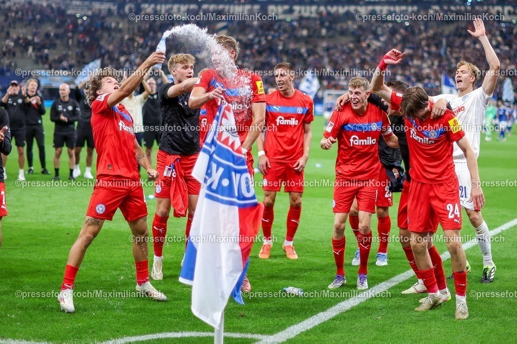 S0413092501172 | 13.09.2025, Fußball, FC Schalke 04 - Holstein Kiel, 5.Spieltag, 2. Fußball Bundesliga, Veltins-Arena Gelsenkirchen, Saison 2025 2026: Abschlussjubel nach dem 1:0 Sieg von Holstein Kiel - Die Mannschaft steht jubelnd auf dem Spielfeld und feiert den Erfolg. John Tolkin (Holstein Kiel #47) Alexander Bernhardsson (Holstein Kiel #11) Magnus Knudsen (Holstein Kiel #24) Torwart Jonas Krumrey (Holstein Kiel #21) DFB regulations prohibit any use of photographs as image sequences and or quasi-video.
