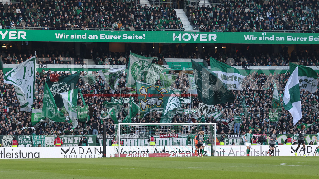 Fussball, Bundesliga, SV Werder Bremen - SC Freiburg | v.li.: Die Fans des SV Werder Bremen, Symbolfoto, Symbolbild Fussball, Fußball, DIE DFL-RICHTLINIEN UNTERSAGEN JEGLICHE NUTZUNG VON FOTOS ALS SEQUENZBILDER UND/ODER VIDEOÄHNLICHE FOTOSTRECKEN. DFL REGULATIONS PROHIBIT ANY USE OF PHOTOGRAPHS AS IMAGE SEQUENCES AND/OR QUASI-VIDEO.