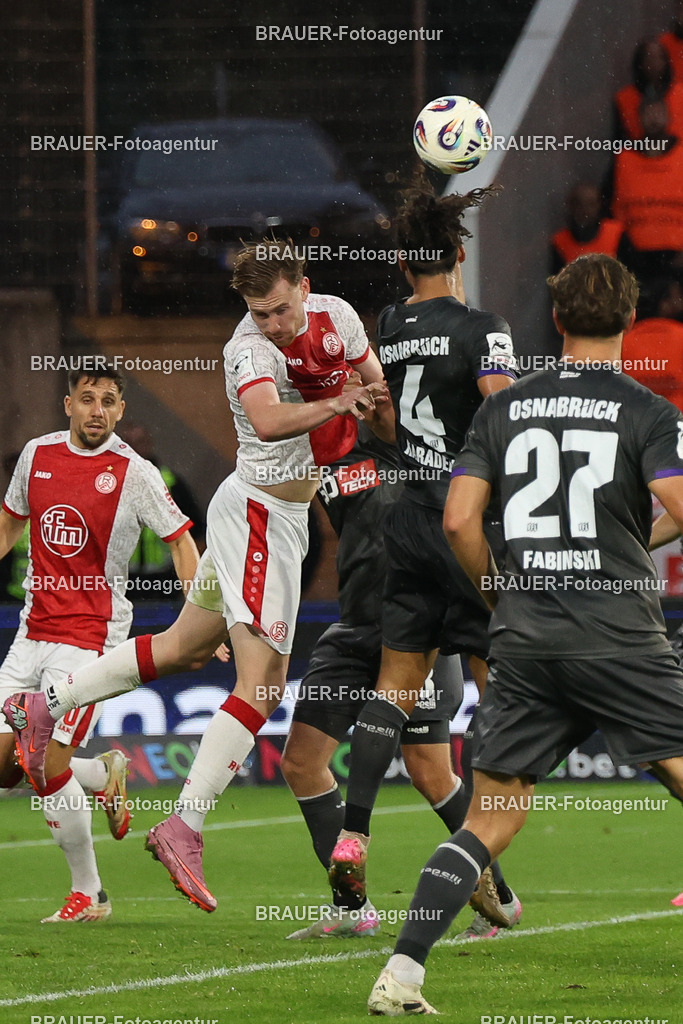 Rot-Weiss Essen - VFL Osnabrück | Essen, Deutschland, 17.09.2025 Jannik Mause  (Rot-Weiss Essen) mit Yiğit Karademir (VFL Osnabrück) im Kampf um den Ballwährend des 3.Liga Spiels zwischen  Rot-Weiss Essen und VFL Osnabrück am 17.09.2025 im Stadion an der Hafenstraße in Essen. (Foto von Timo Bluhmki-Schmidt/Brauer Fotoagentur