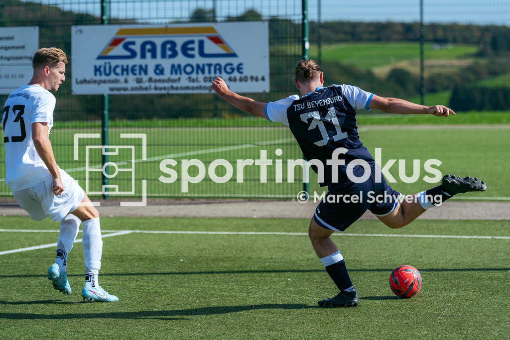 SV Jägerhaus-Linde – TSV Beyenburg | Phillip Jesinghaus (31, TSV Beyenburg) bei einer Flanke, Kreisliga A: SV Jägerhaus-Linde gegen TSV Beyenburg, Wuppertal, 27.09.2026. Endstand: 1:2 (0:1). sportimfokus / Marcel Schwering - Realisiert mit Pictrs.com