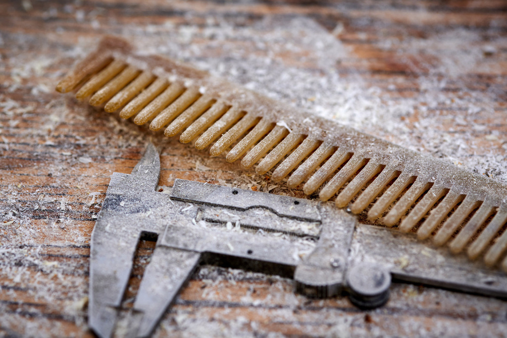 Hornmanufaktur, Schublehre mit Hornkamm | Wien, Austria - August 09, 2022; Hornmanufaktur Thomas Petz; Hornmanufaktur, Schublehre mit Hornkamm. - Realisiert mit Pictrs.com