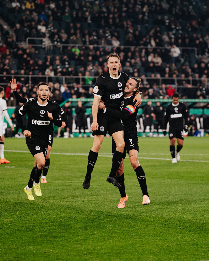FCS04370 | Der offizielle Shop für FC St. Pauli Fotos. Wähle aus Spielszenen & Fanmomenten dein FCSP Wunschformat. Wir liefern Millerntor-Atmosphäre.