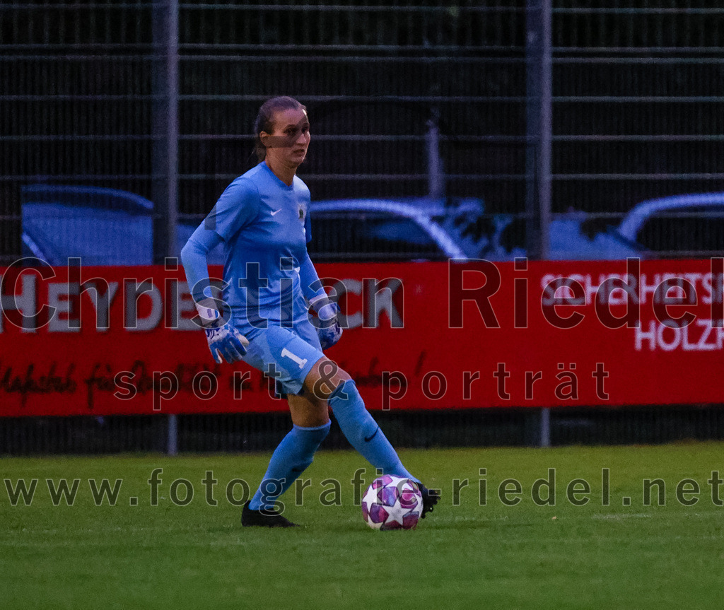 2023-10-21_064_FC_Forstern_gegen_FC_Ezelsdorf | Forstern, Deutschland, 21.10.2023:
Fußball, Frauen Bayernliga 2023 / 2024, 8. Spieltag, FC Forstern gegen FC Ezelsdorf, Endergebnis: 2:1

Torfrau Christina Kneißl (FC Forstern, #1)

Foto: Christian Riedel / fotografie-riedel.net