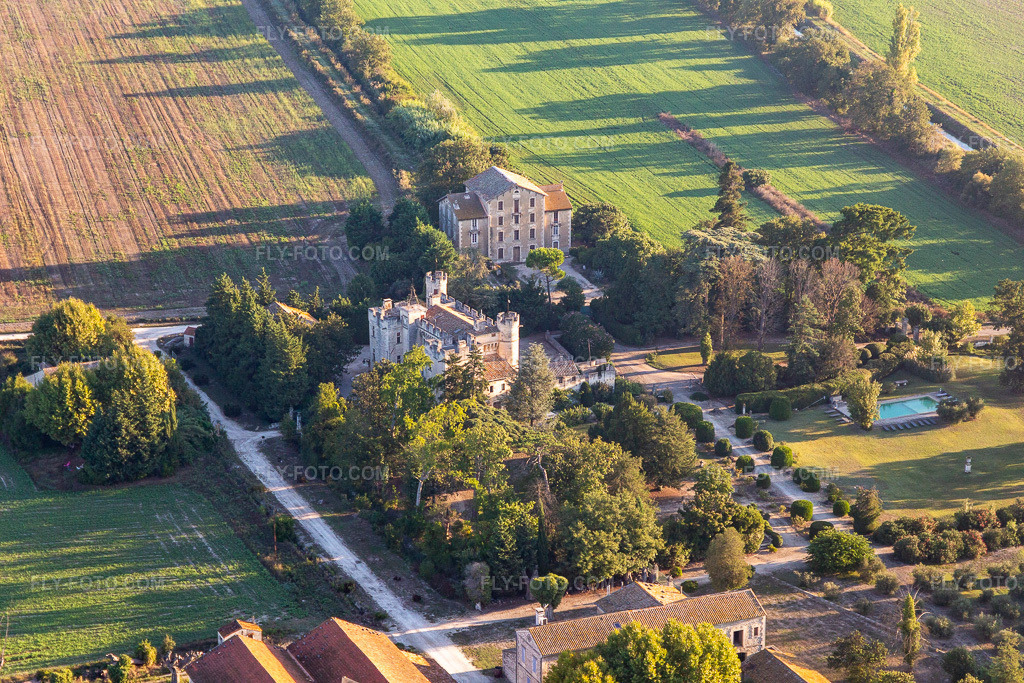 Aerial view: Buildings and parkland at the manor house of the estate - Clamasix Estate Domaine Breuil in Graveson in the state Bouches du Rhone, France. – Photo: IMG_129583.jpg taken on 09/23/2021 by Werner Riehm/FLY-FOTO.com – Resolution of the original: 5472 x 3648 px