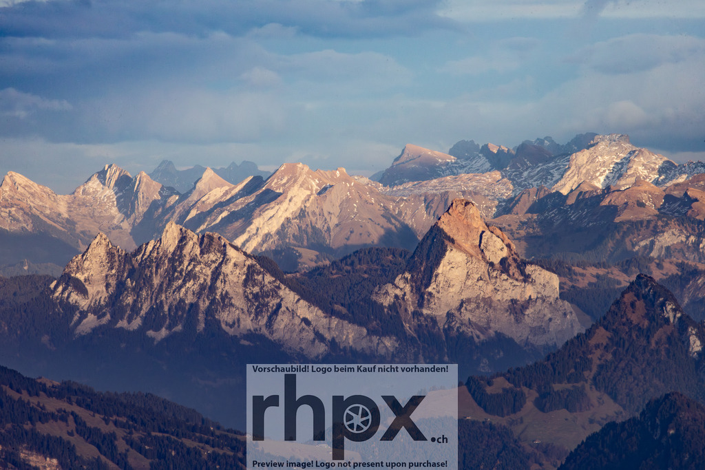 Alpines Gipfelmeer | <p><strong>Berge. Licht. Unendlichkeit.</strong></p><p>Vom Gipfel des Pilatus schweift der Blick über die unzähligen Bergspitzen der Zentralschweiz bis zum Horizont. Das sanfte Licht der tiefstehenden Sonne unterstreicht die raue Schönheit der Felsformationen und schafft eine Atmosphäre vollkommener Ruhe.</p><p>Wähle unter "Produktauswahl" dein Wunschformat: Vom klassischen Wandbild über Puzzle & Tassen bis zum digitalen Download (z.B. als Handy-Hintergrund).</p><br> - Realisiert mit Pictrs.com