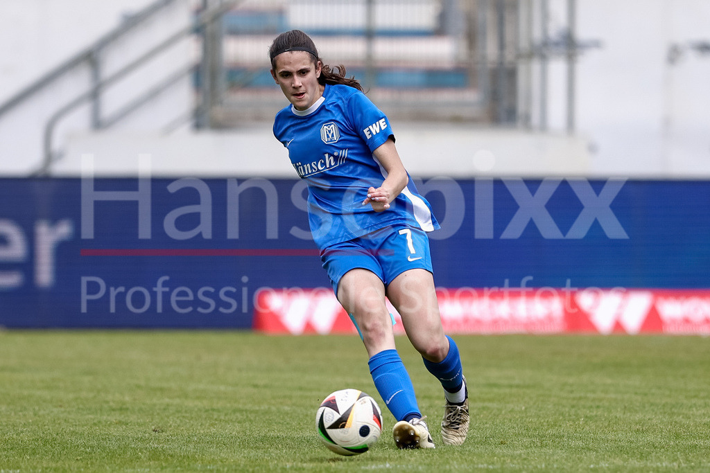 Fussball, 2. Frauen-Bundesliga, SV Meppen - Hamburger SV | Marie Bleil (SV Meppen, 7) am Ball, Freisteller, Einzelbild, Ganzkörper, Aktion, Action, Spielszene, DIE DFB-RICHTLINIEN UNTERSAGEN JEGLICHE NUTZUNG VON FOTOS ALS SEQUENZBILDER UND/ODER VIDEOÄHNLICHE FOTOSTRECKEN. DFB REGULATIONS PROHIBIT ANY USE OF PHOTOGRAPHS AS IMAGE SEQUENCES AND/OR QUASI-VIDEO.