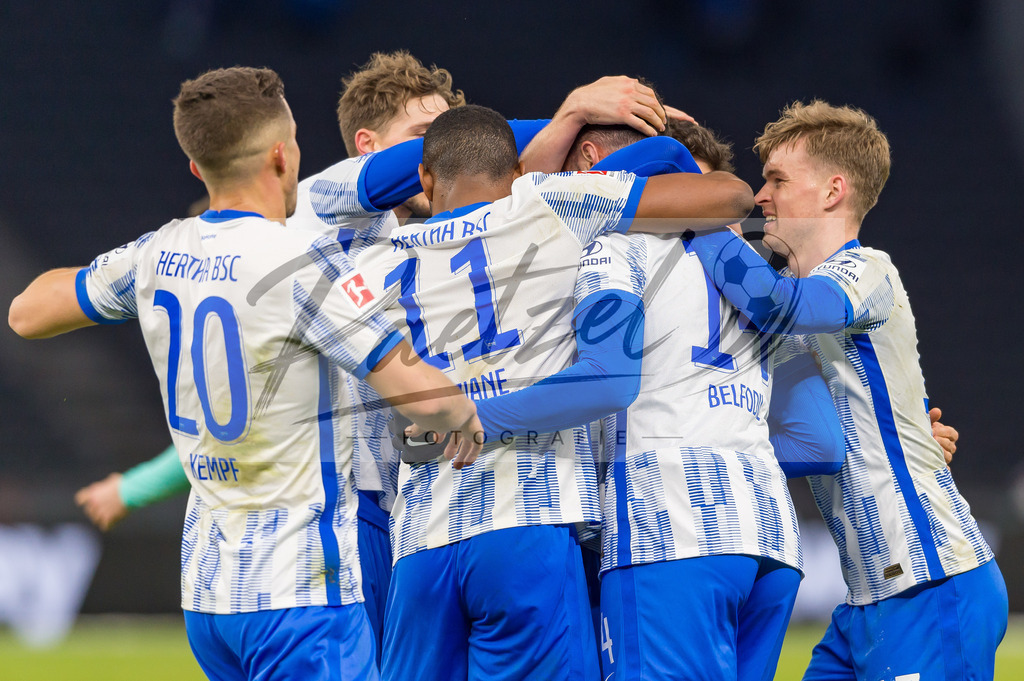 HERBOC20220204_236 | Fussball, Herren: Ishak Belfodil (Hertha BSC) Torjubel, jubelt mit seiner Mannschaft nach dem Treffer zum 1:0 bei dem Spiel der 1. Bundesliga zwischen Hertha BSC und VfL Bochum im Olypiastadion am 04.02.2022 in Berlin, Deutschland.DFB / DFL REGULATIONS PROHIBIT ANY USE OF PHOTOGRAPHS AS IMAGE SEQUENCES AND/OR QUASI-VIDEO. - Realisiert mit Pictrs.com