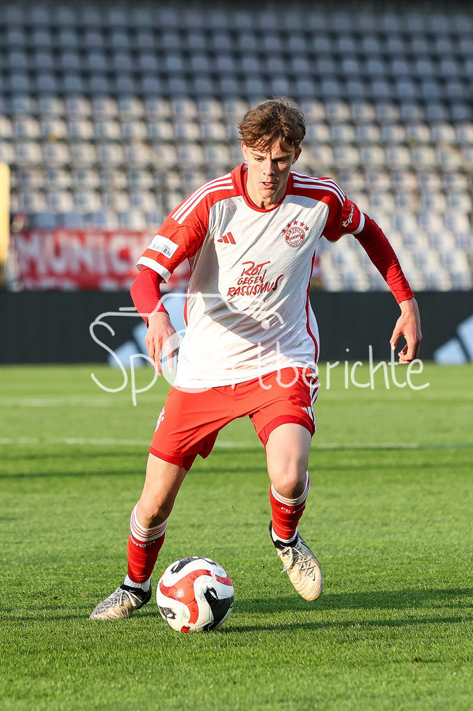 FC Bayern Amateure - TSV Buchbach | am Ball Jonathan JENSEN (FCB #49) / Freisteller / Einzelfoto
