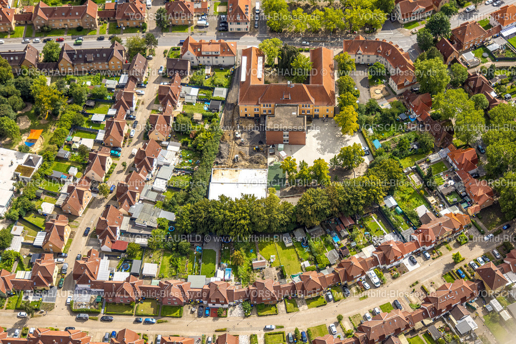 Ahlen230803127 | Luftbild, uftbild, Diesterwegschule mit Baustelle, Bergarbeitersiedlung, Gartenstadt, Wohnsiedlung Glückaufplatz Schachtstraße, Stadtteil Ahlen Süd/Ost, rote Dächer, Ahlen, Ruhrgebiet, Nordrhein-Westfalen, Deutschland