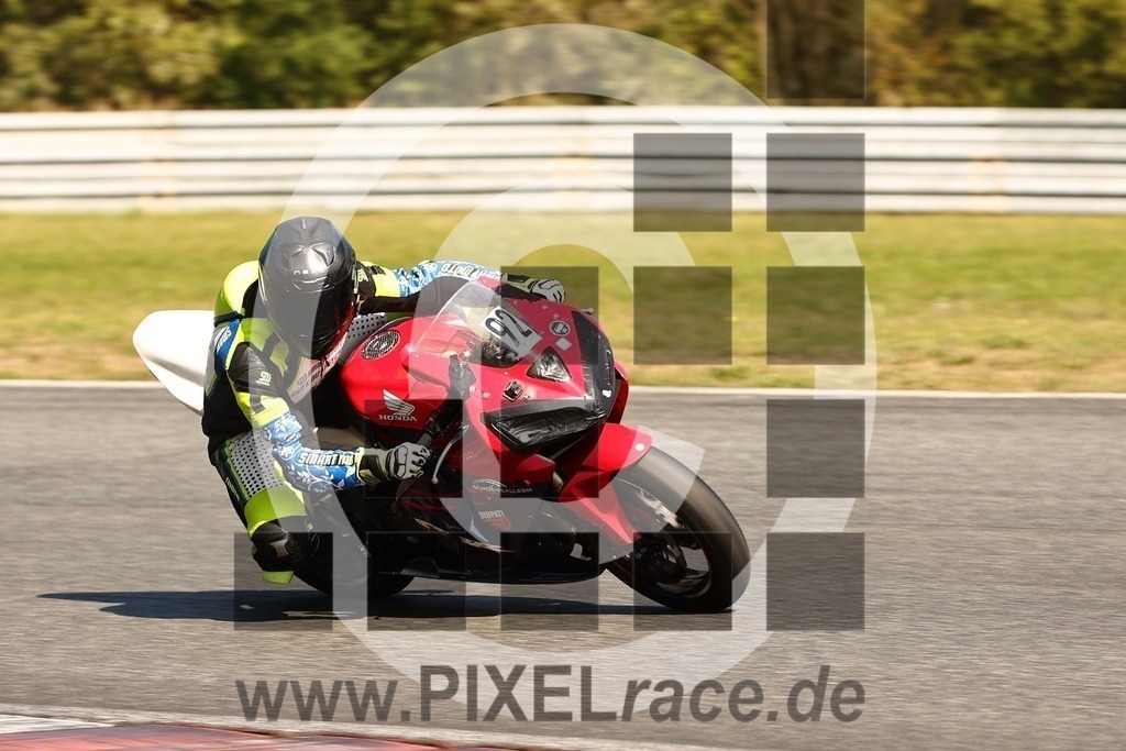 0092-20250909_14416 | Schöne Erinnerungen an spannende Momente - das festzuhalten ist unser Job. PIXELrace.de ist seit 2003 auf den Rennstrecken Europas unterwegs um die Action draußen beim Fahren und die wunderbare Stimmung imm Fahrerlager für euch einzufangen.