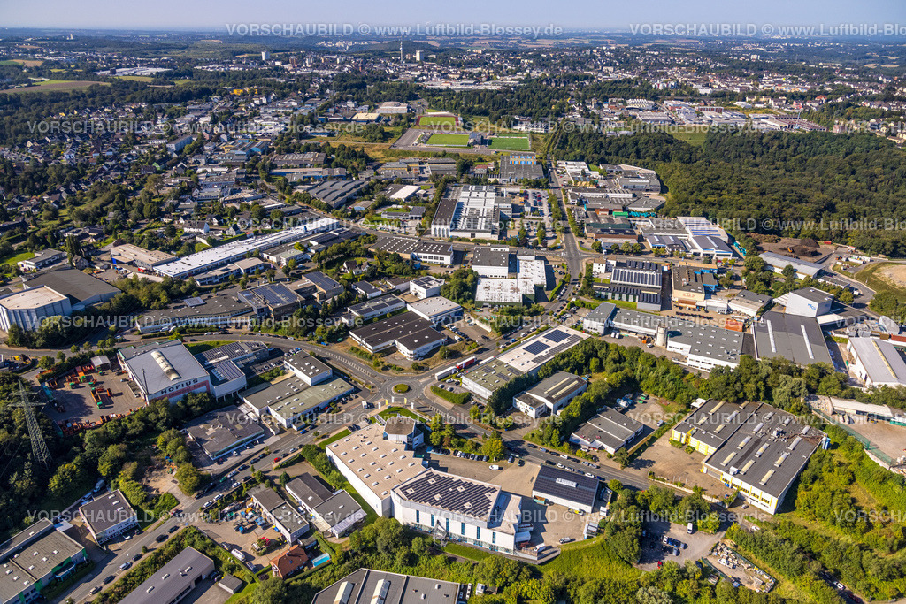 Velbert240812232 | Luftbild, Gewerbegebiet Röbbeck, Siemensstraße, hinten das EMKA Sportzentrum Velbert mit IMS Arena Fußballstadion, Velbert, Ruhrgebiet, Nordrhein-Westfalen, Deutschland