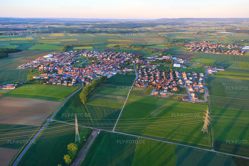 Luftbild: Dorfansicht aus Westen im Ortsteil Unterspiesheim in Kolitzheim im Bundesland Bayern in Deutschland. Foto: IMG_079197.jpg vom 15.05.2015 durch Werner Riehm/FLY-FOTO.de