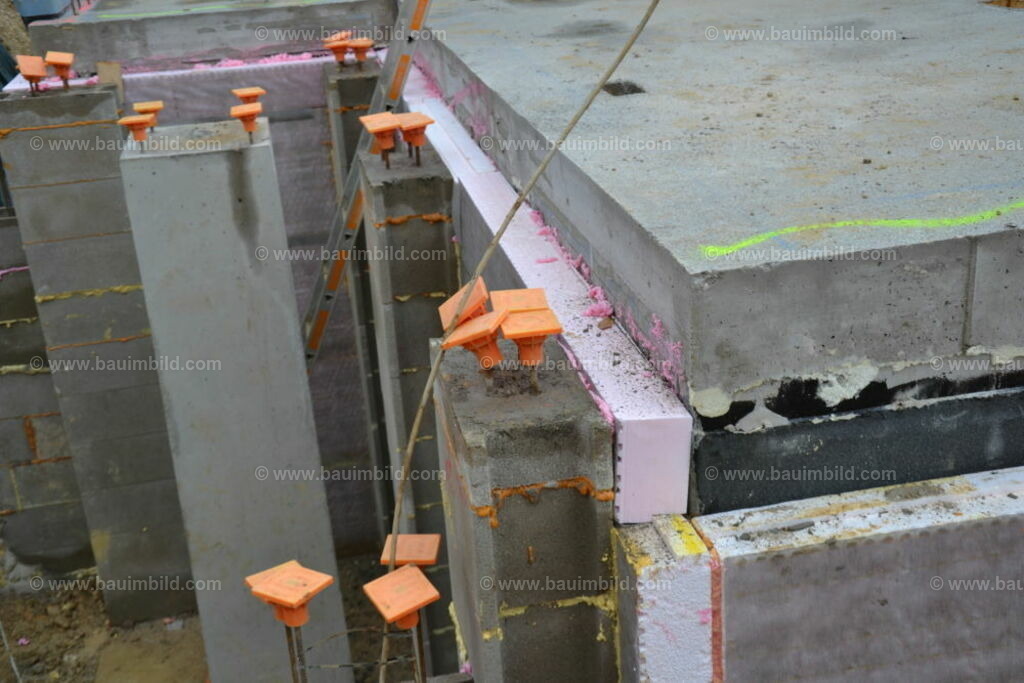 bib-lg17-elektroinstallation-0031 | Nach LV-Leistungsgruppen sortierte Detailfotos über den Bau eines Hauses. Alle Hausbau-Bilder direkt vom Urheber und Autor der Website Haus-Selber-Bauen.com