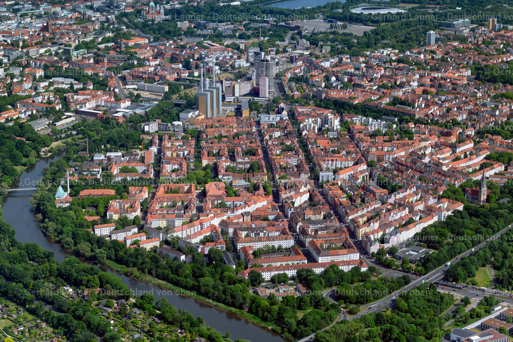 4030910 | HANNOVER 02.06.2020 Stadtteil Linden - Nord im Stadtgebiet im Ortsteil Linden-Limmer mit der römisch-katholischen St. Benno Kirche in Hannover im Bundesland Niedersachsen, Deutschland. Weiterführende Informationen bei: Hannover.de Internet Gesellschaft mit beschränkter Haftung. // District Linden - Nord in the city in the district Linden-Limmer in Hannover in the state Lower Saxony, Germany. Further information at: Hannover.de Internet Gesellschaft mit beschraenkter Haftung. Foto: Gerhard Launer