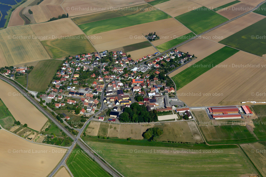 3650530 | MOOS 13.09.2016 Landwirtschaftliche Nutzflächen und Feldgrenzen  umsäumen das Siedlungsgebiet des Dorfes in Moos im Bundesland Bayern, Deutschland // Agricultural land and field boundaries surround the settlement area of the village  in Moos in the state Bavaria, Germany Foto: Gerhard Launer