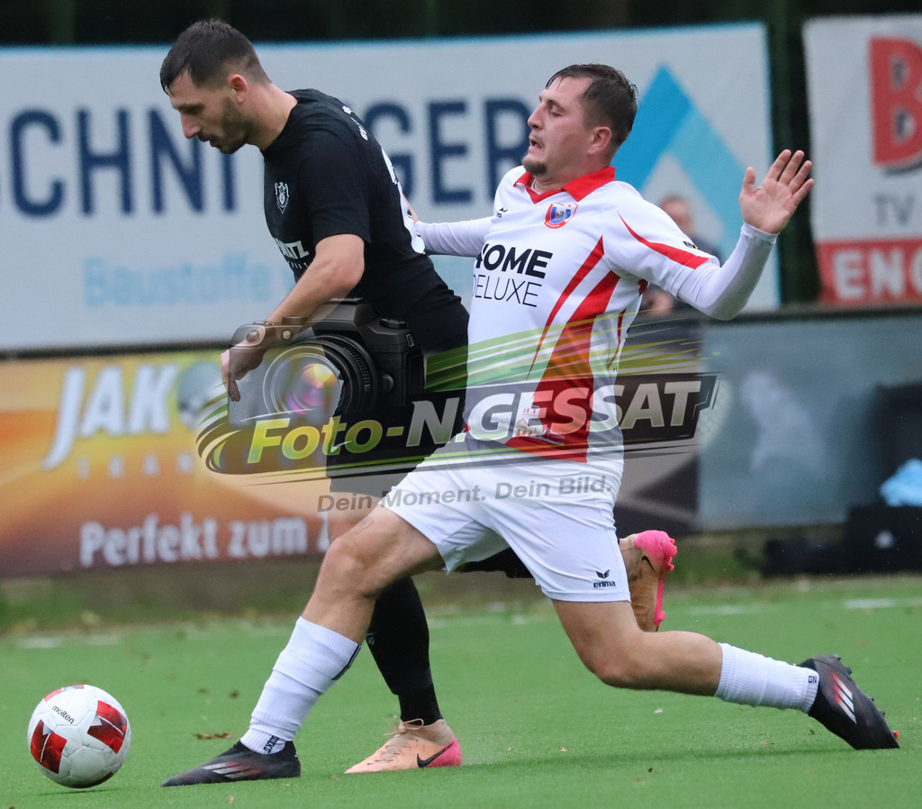 BV 21 Stift-Quernheim - Union Minden | Auf dem Bild zu sehen: schwarz BV 21 Stift-Quernheim: Tibor Leon Sander ; weiß Union Minden: Marcel LarocheBV 21 Stift-Quernheim, Union Minden, Saison 25/26, Bezirksliga, Stift-Quernheim, Deutschland - Realisiert mit Pictrs.com