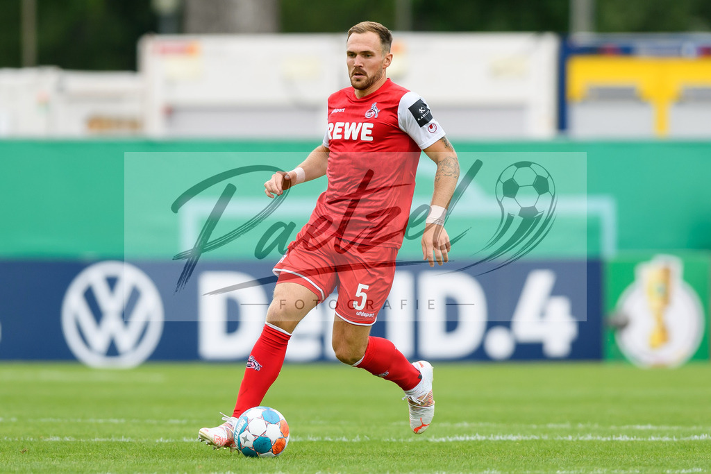 JENKOE20210808_178 | Fussball, Herren: Rafael Czichos (1. FC Koeln) in Aktion, am Ball, Einzelaktion beim Spiel der 1. Runde im DFB-Pokal zwischen FC Carl Zeiss Jena und 1. FC Koeln im Ernst-Abbe-Sportfeld am 08.08.2021 in Jena, Deutschland.DFB / DFL REGULATIONS PROHIBIT ANY USE OF PHOTOGRAPHS AS IMAGE SEQUENCES AND/OR QUASI-VIDEO. - Realisiert mit Pictrs.com