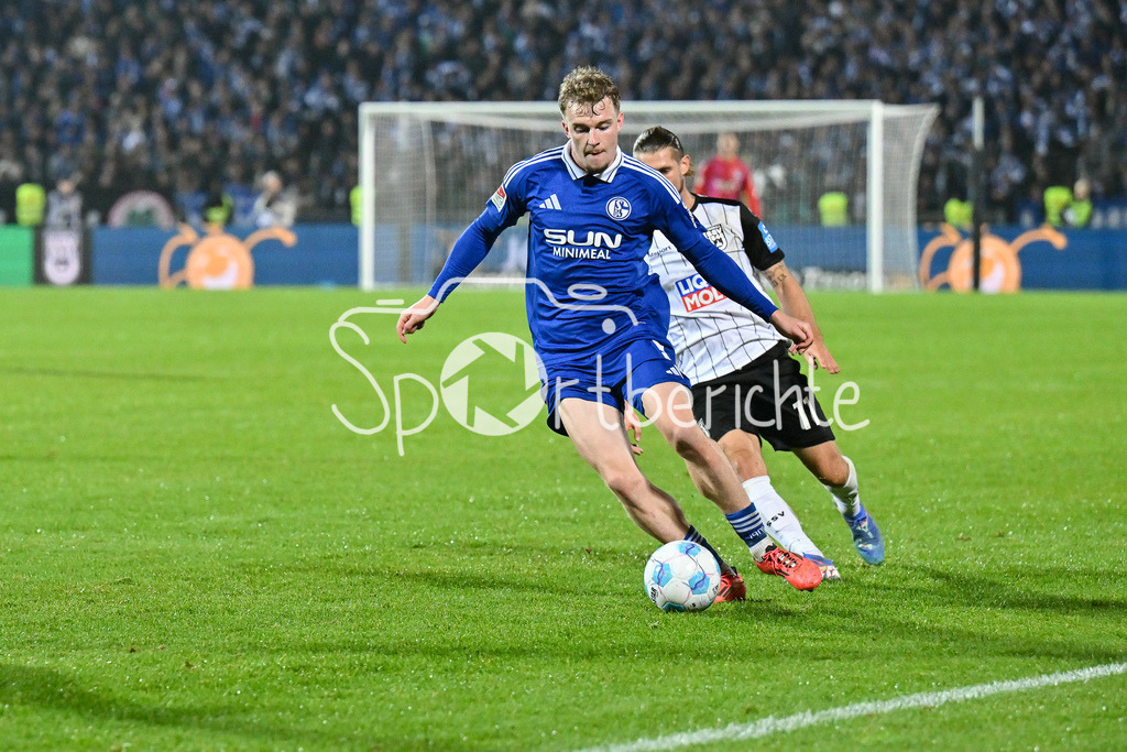 SSV Ulm 1846 Fussball - FC Schalke 04 | Im Duell Dennis CHESSA (SSV Ulm #11) und Derry John MURKIN (FC Schalke #5) / Zweikampf / 2. Bundesliga: SSV Ulm 1846 Fussball - FC Schalke 04, Donaustadion am 01.11.2024