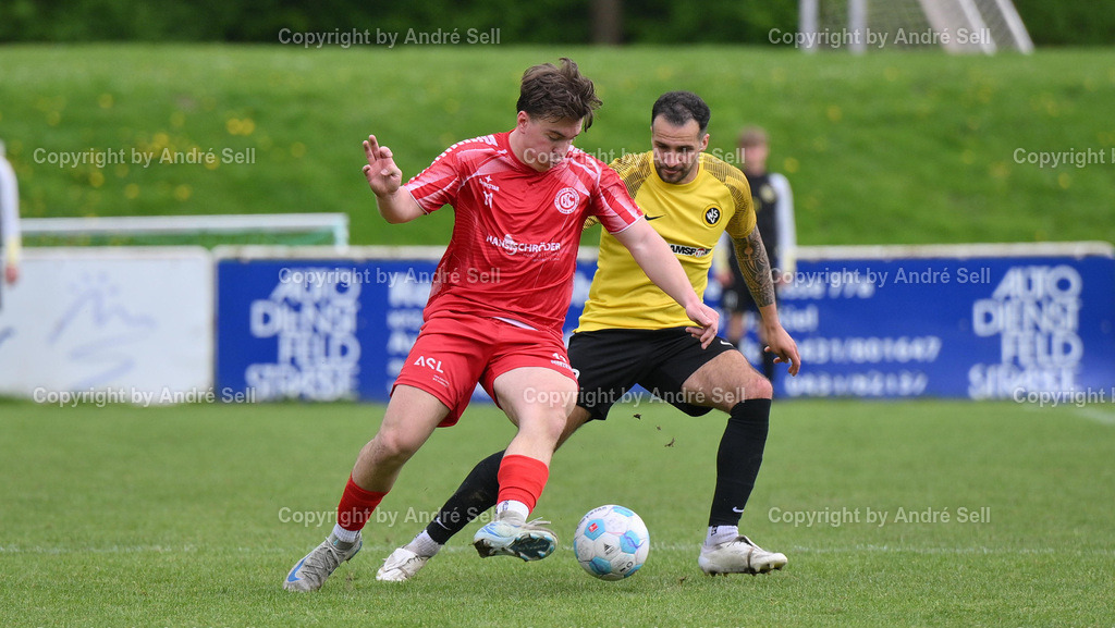 Wiker SV vs Gettorfer SC | Marco Franciosi (Wiker SV #30) / Ben Lipfert (Gettorf #11) / Fußball-Verbandsliga Ost Männer 2024/2025 / Wiker SV vs Gettorfer SC / Timmerberg 37-39 / Kiel-Wik / 04.05.25 - Realisiert mit Pictrs.com