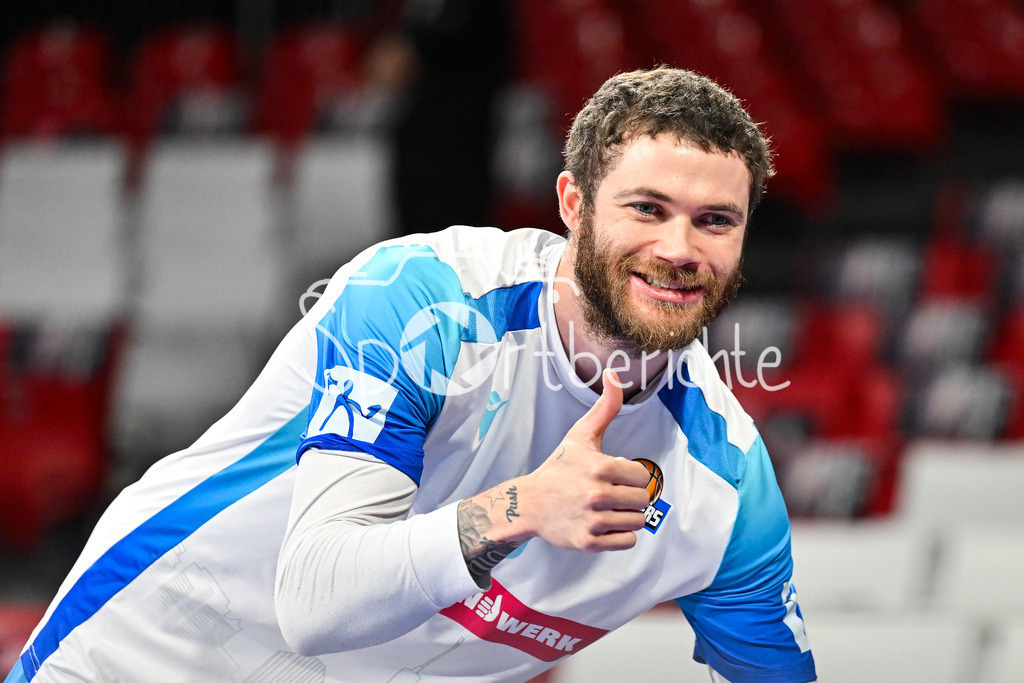 FC Bayern München - Skyliners Frankfurt | MUNICH, GERMANY - 17. FEBRUARY: im Bild Logan JOHNSON (Skyliners Frankfurt 0) / Einzelfoto / Freisteller gut gelaunt vor dem Spiel zwischen dem FC Bayern München und den Skyliners Frankfurt am 21. Spieltag der easyCredit BBL im BMW Park