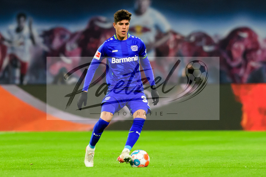 RBLLEV20211128_104 | Fussball, Herren: Piero Hincapie (Bayer 04 Leverkusen) in Aktion, am Ball, Einzelaktion bei dem Spiel der 1. Bundesliga zwischen RB Leipzig und Bayer 04 Leverkusen in der Red Bull Arena am 28.11.2021 in Leipzig, Deutschland.DFB / DFL REGULATIONS PROHIBIT ANY USE OF PHOTOGRAPHS AS IMAGE SEQUENCES AND/OR QUASI-VIDEO. - Realisiert mit Pictrs.com